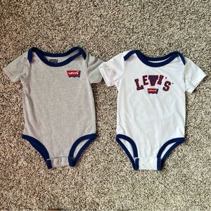 6-9 month Levi’s Baby Boy Bodysuits Bundle - Gray & White